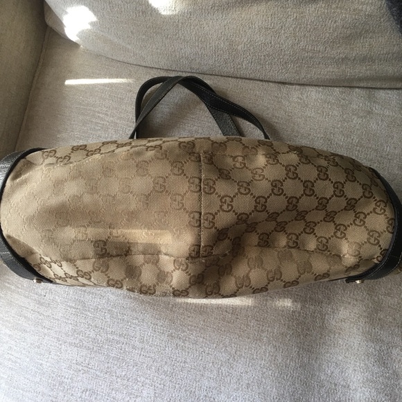 Authentic Gucci Monogram Medium Abbey Shoulder bag. - Picture 4 of 15